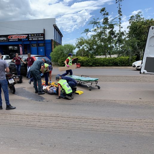 Motociclista fica ferido após colisão com carro na Willy Barth