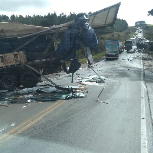 Grave acidente entre duas carretas deixa uma pessoa morta 