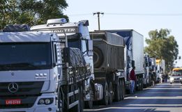 Após reajuste, associação dos caminhoneiros ameaça greve