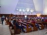 Com igreja cheia, fiéis acompanham celebração de Finados do lado de fora