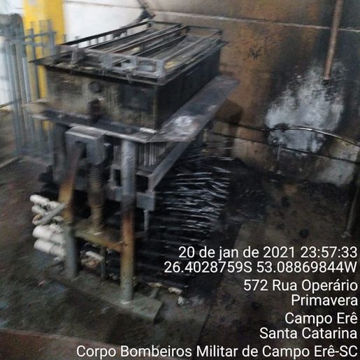 Máquina pega fogo em empresa de velas
