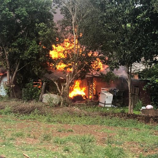 Casa é destruída pelo fogo em Barra do Guarita