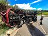 Tombamento de carreta deixa dois feridos na BR-282; vídeo