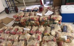  Educação entrega kits alimentação para alunos beneficiários do Bolsa Família