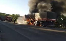 Incêndio atinge carreta na BR 282, em Descanso
