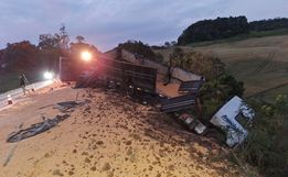 Motorista perde controle de carreta em saída de pista na BR 163 em Cedro