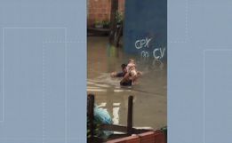 Bebê é resgatado por vizinho durante temporal e imagens viralizam na internet