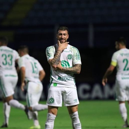 Chape vence o Avaí na Capital e continua liderando a Serie B 