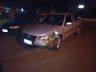 Jovem sofre ferimentos ao colidir moto contra carro e caminhão