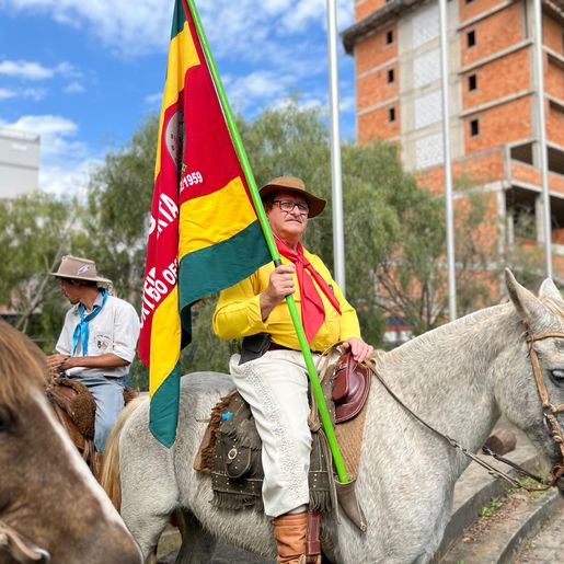 Tradicionalistas promovem cavalgada em homenagem ao Dia do Gaúcho em SMO