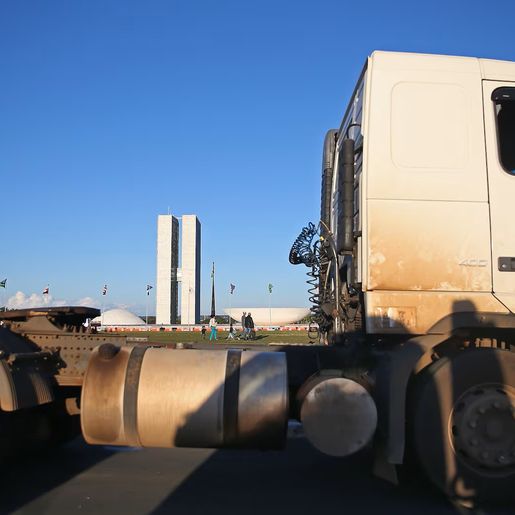 Caminhoneiros organizam greve geral com reforma tributária e anistia na pauta