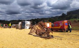 Capotamento de carreta deixa caminhoneiro ferido na SC-480