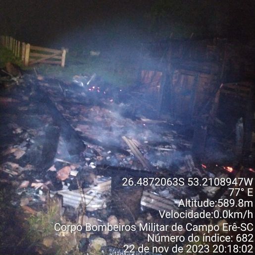 Três edificações são atingidas pelo fogo em Campo Erê