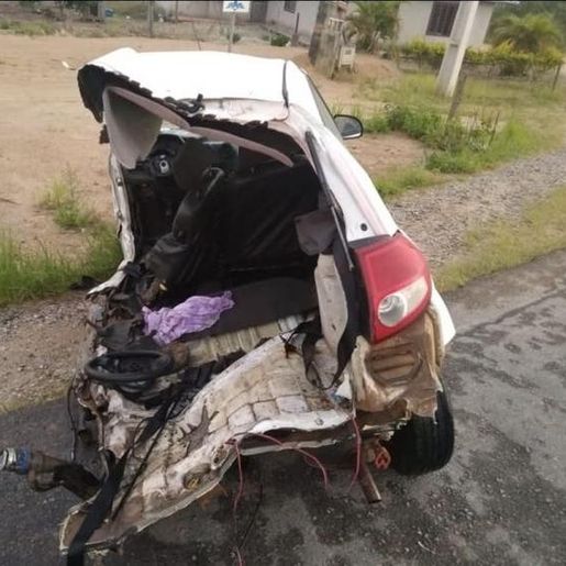 Carro parte ao meio durante acidente e duas pessoas morrem em SC