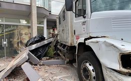 Caminhão atinge veículos e invade pátio de residência no centro de SMO