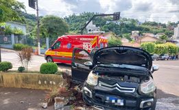 Idosa é socorrida pelos Bombeiros após veículo se chocar contra mureta em Itapiranga