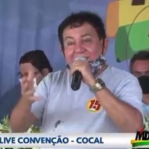 Ex-prefeito diz que roubou menos do que sucessor e é aplaudido