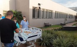 Vítima de atropelamento vê a luz do sol depois de mais de 30 dias na UTI