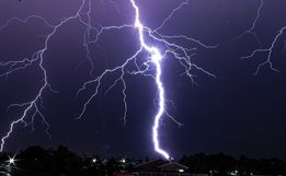 Professor registra imagens impressionantes de relâmpagos em SMO