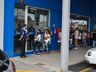 Centenas de pessoas fazem fila por vagas de trabalho no Bonno Atacado e Varejo