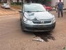 Mulher fica ferida em colisão entre carro e moto