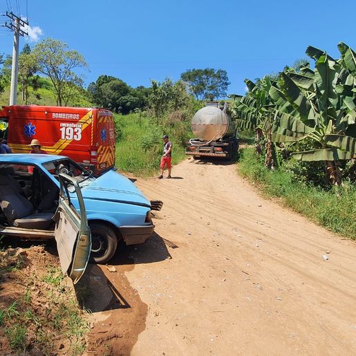Passageira de carro sofre ferimentos em São José do Cedro