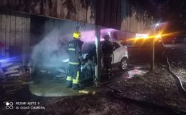Carro pega fogo durante a madrugada em Princesa