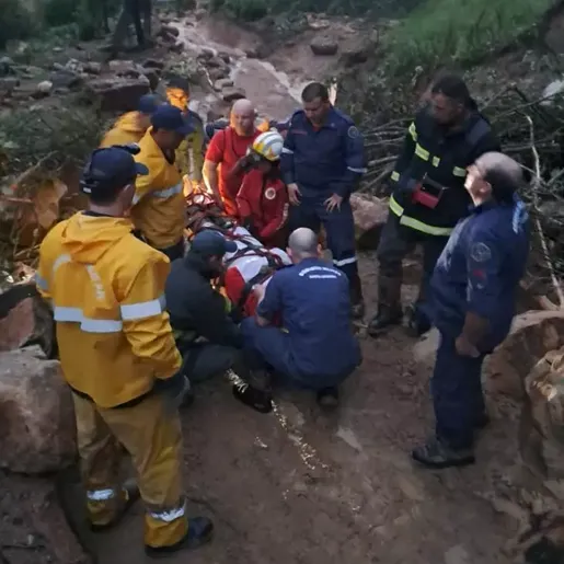 FOTOS: temporal gera deslizamentos e deixa famílias desabrigadas em SC