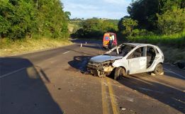 Três pessoas ficam feridas em capotamento na SC-157