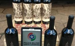 Homem tem veículo apreendido pela polícia por descaminho de vinho Argentino 
