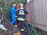 Idoso cai em barranco e fica preso entre pedras e muro durante trabalho
