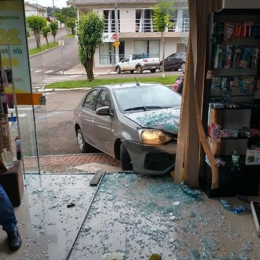 Motorista perde controle de veículo e colide contra farmácia 