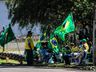 VÍDEO: Dezenas de pessoas participam de ato em frente ao 14º RCMec