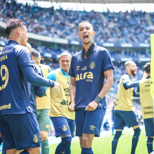 Grêmio sofre, mas bate o Vitória na estreia de Jair Ventura e volta a vencer na Arena