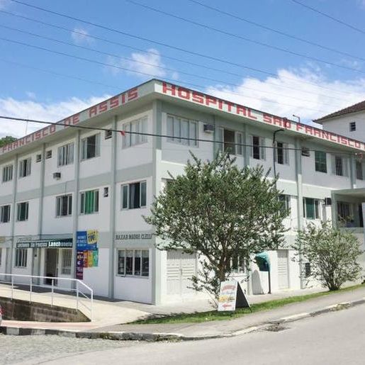 “Ambulância chegando e carro de funerária saindo”, diz médico