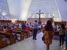 Com igreja cheia, fiéis acompanham celebração de Finados do lado de fora