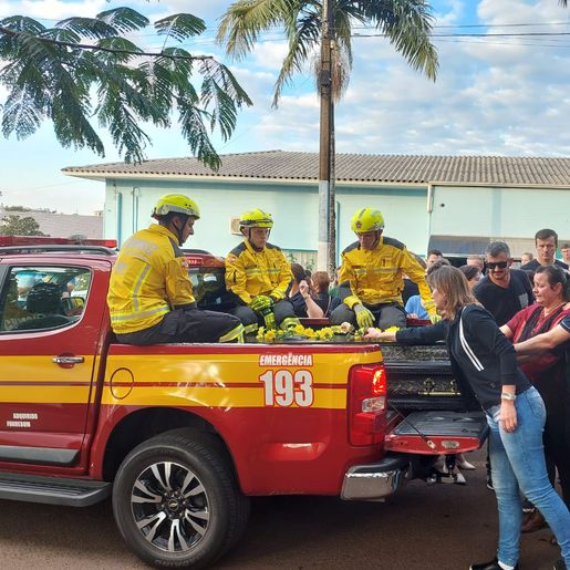 Multidão presta última despedida à prefeito de Iporã do Oeste, Adélio Marx