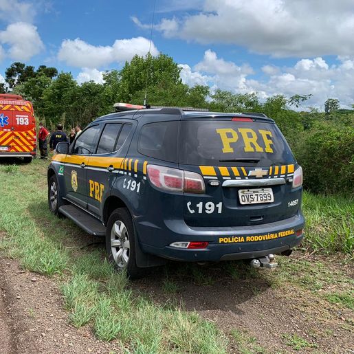 Veículo sai da pista após condutor tentar desviar buraco na BR-163