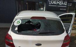 Homem quebra vidro de carro com soco em SJCedro