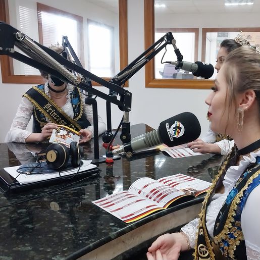 Soberanas da 43ª Oktoberfest divulgam evento em visita na Rádio Oeste