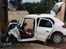 Mulher sofre ferimentos graves após chocar carro contra poste na Willy Barth