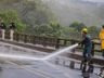 GRAVE: Caminhão, carro e utilitário batem de frente e um dos veículos cai da ponte, uma pessoa morre