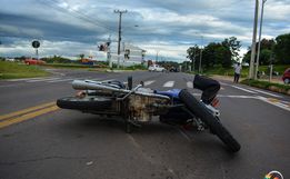 Colisão traseira deixa motociclista ferido em São Miguel do Oeste 