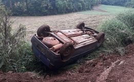 Capotamento de veículo deixa duas pessoas feridas no interior de Cunha Porã