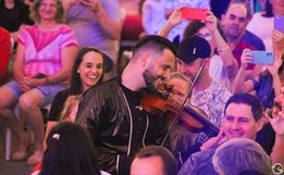 Show de Simão Wolf encerra programação de Natal em São Miguel do Oeste
