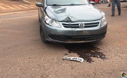 Mulher fica ferida em colisão entre carro e moto