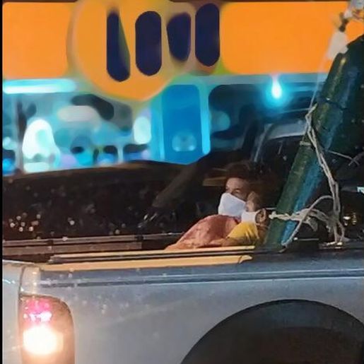 Homem com COVID levado na carroceria de carro para hospital recebe alta
