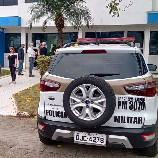 Homem quebra porta de empresa com machado e duas pessoas ficam feridas