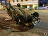 VÍDEO: Motorista perde o controle, bate em poste e capota veículo na Willy Barth