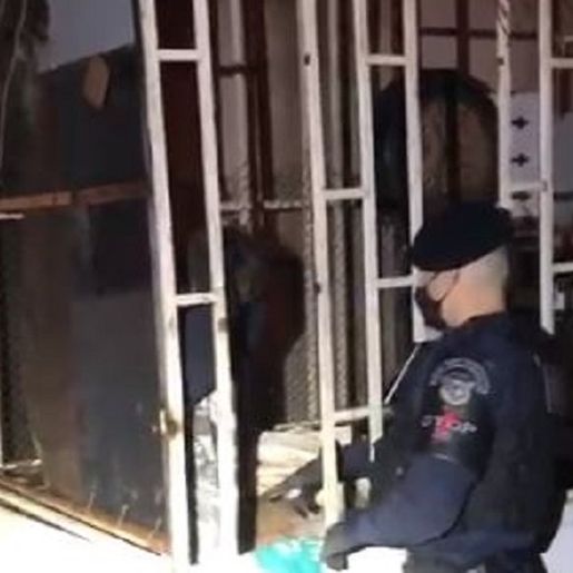 Menino de 6 anos mantido em jaula pelo pai é resgatado pela Polícia Militar